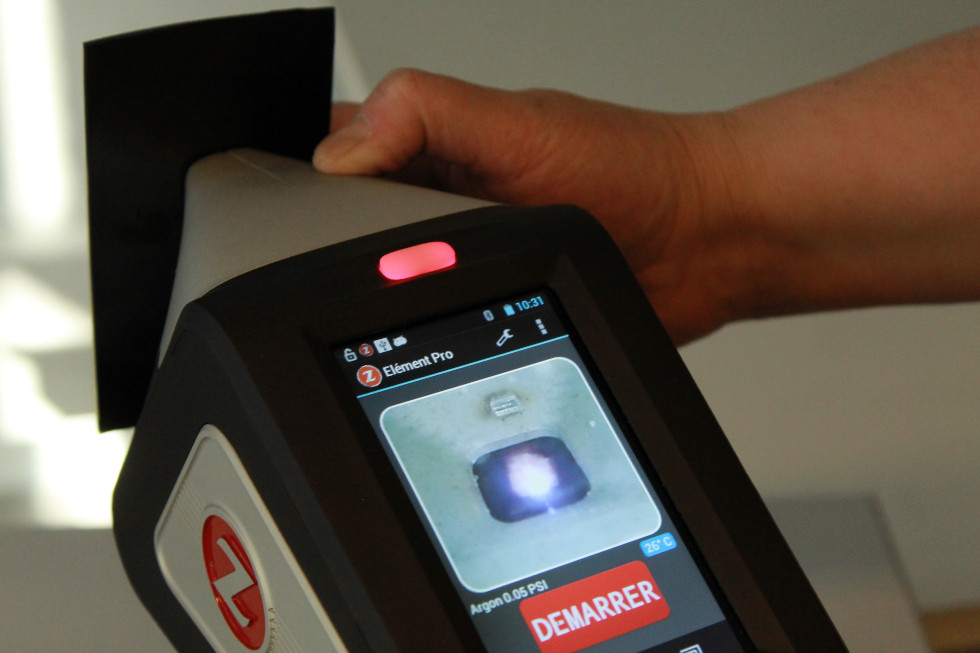 Tir Laser LIBS sur un ��chantillon - au centre l��image du plasma produit par laser