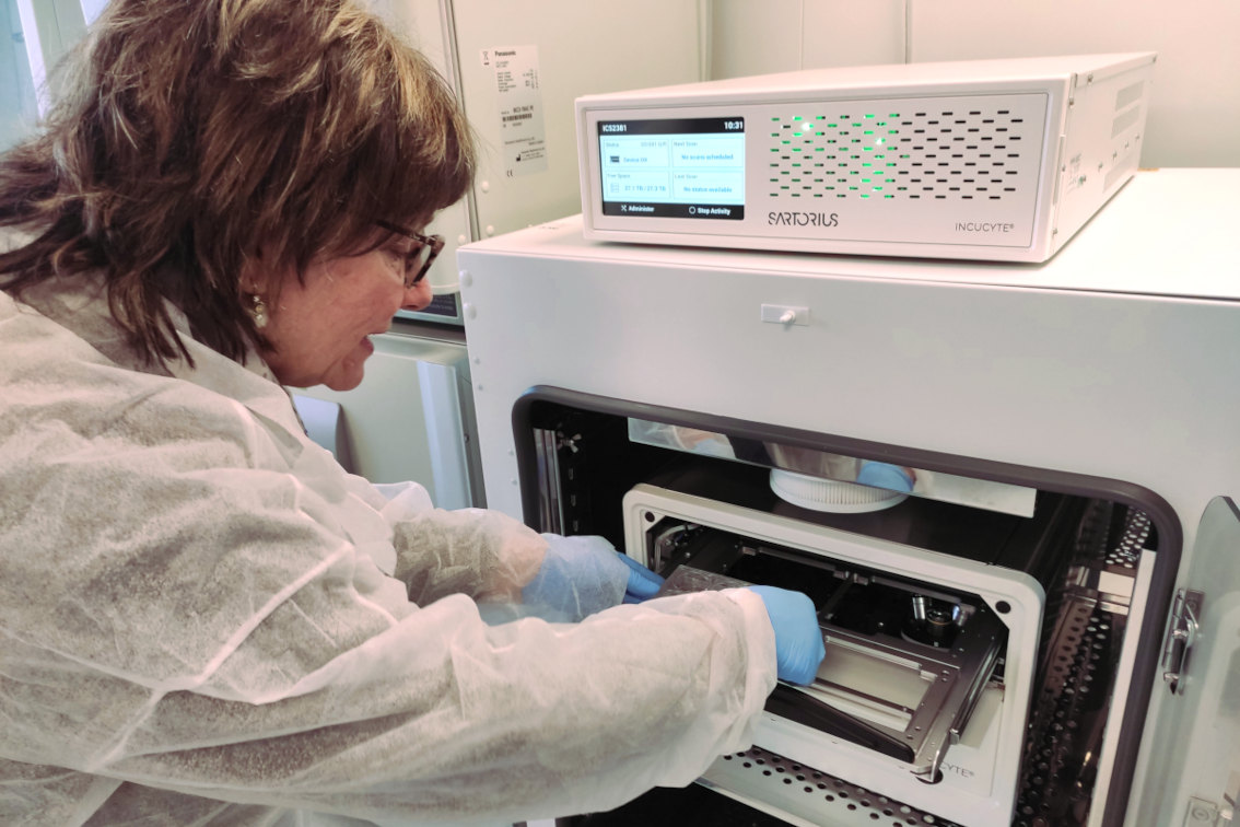 Irma Machuca-Gayet avec l��Incucyte SX3, machine ultra-performante de biologie cellulaire acquise gr?ce �� des financements sur l��atteinte osseuse de la cystinose